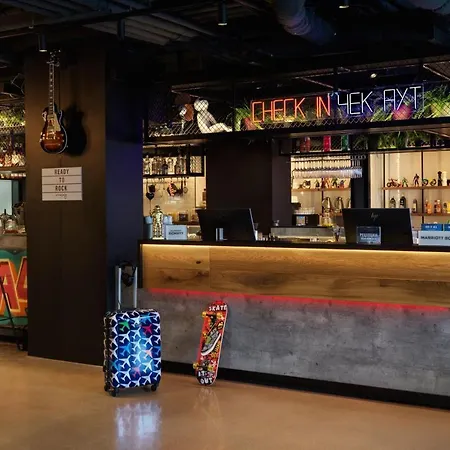 Moxy 3*
