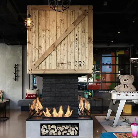 Moxy 3*