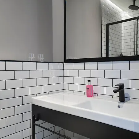 Moxy 3*