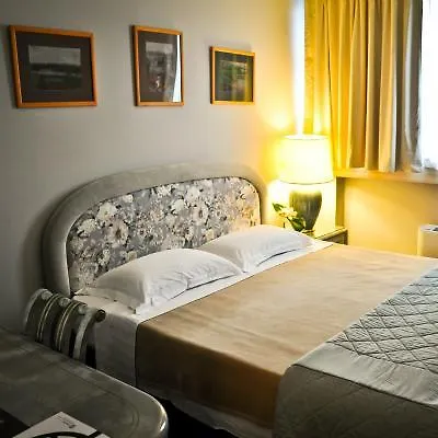 Moxy 3*